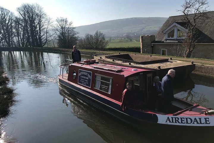 Cruise along the Leeds & Liverpool 